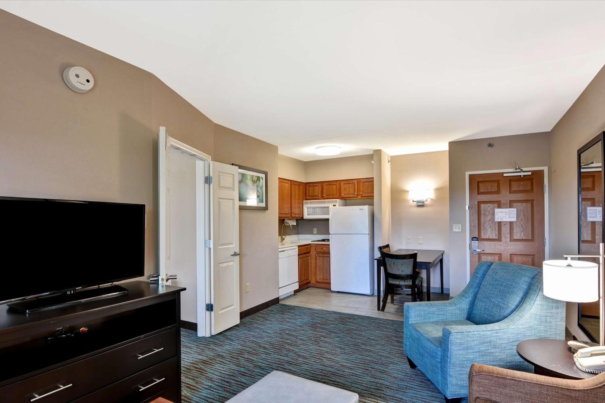 One-Bedroom King Suite - Non-Smoking,1557395203:JPEG
